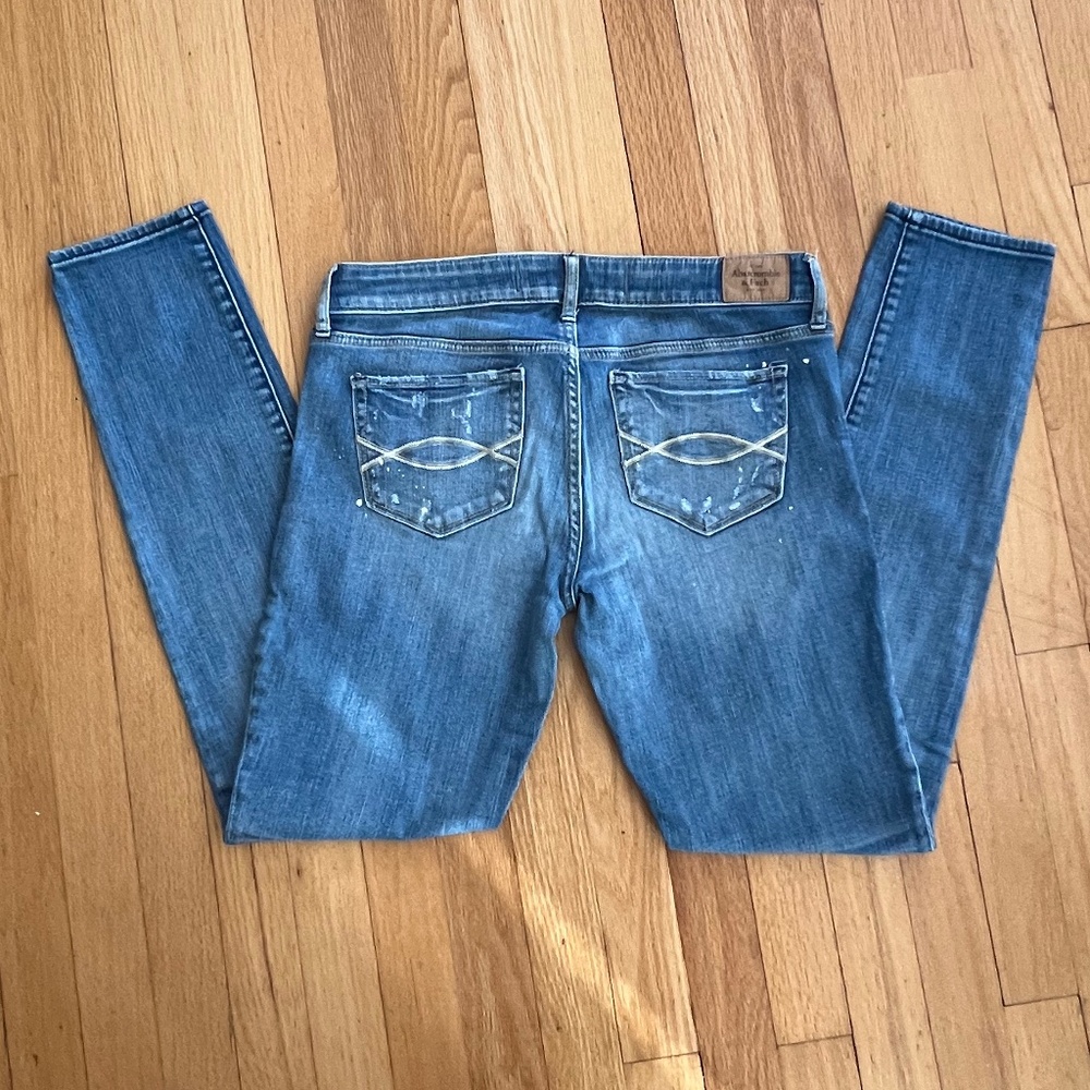 Abercrombie and Fitch Distressed Women’s Jeans Size 28 (6)